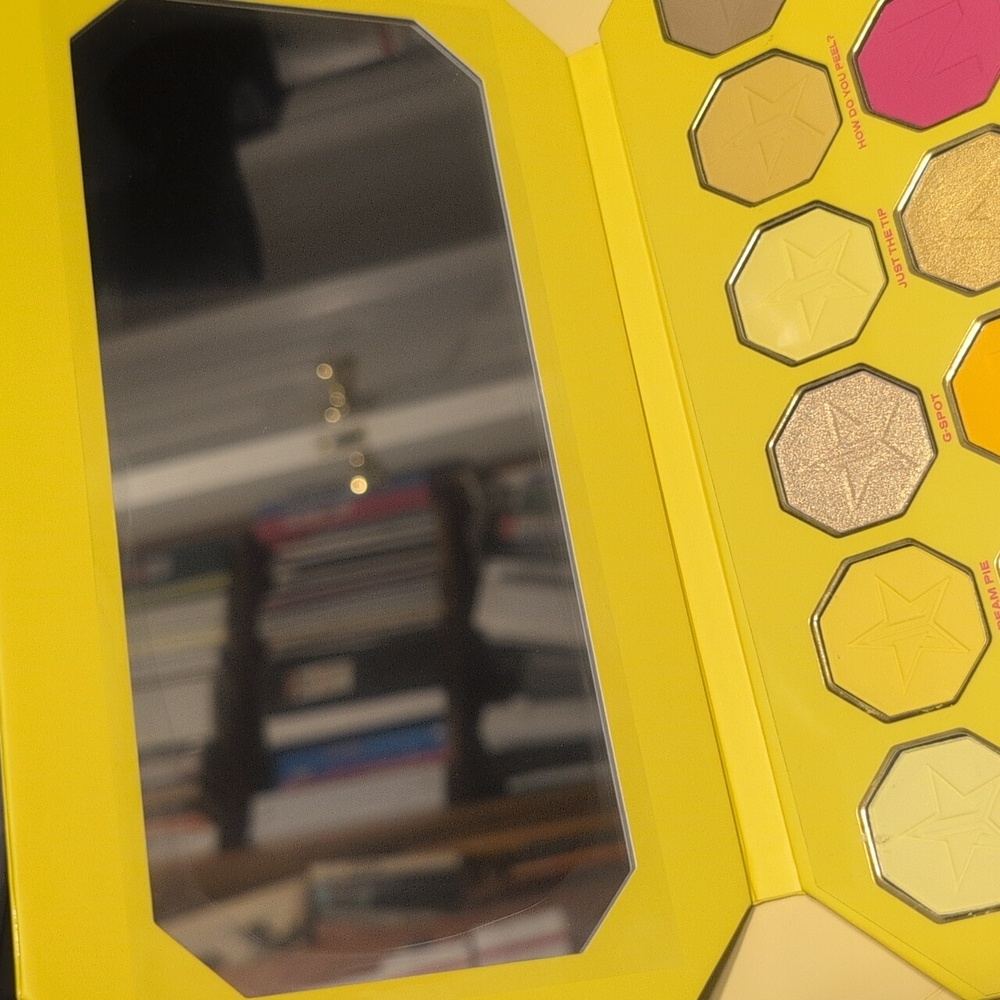 Jeffree Star Cosmetics Banana Fetish Eyeshadow Palette NIB NEW IN BOX - Picture 13 of 14